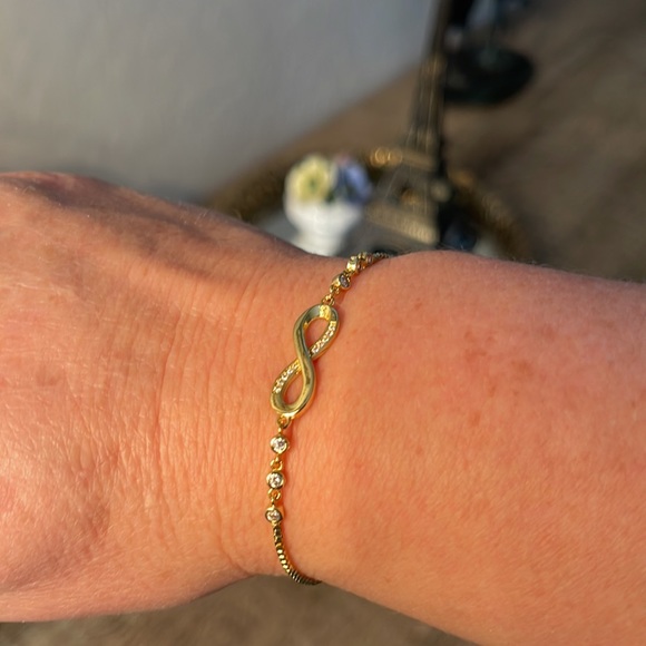 Gold Infinity bracelet with CZ sparkly stones NWOT Toggle adjustable - Picture 6 of 8